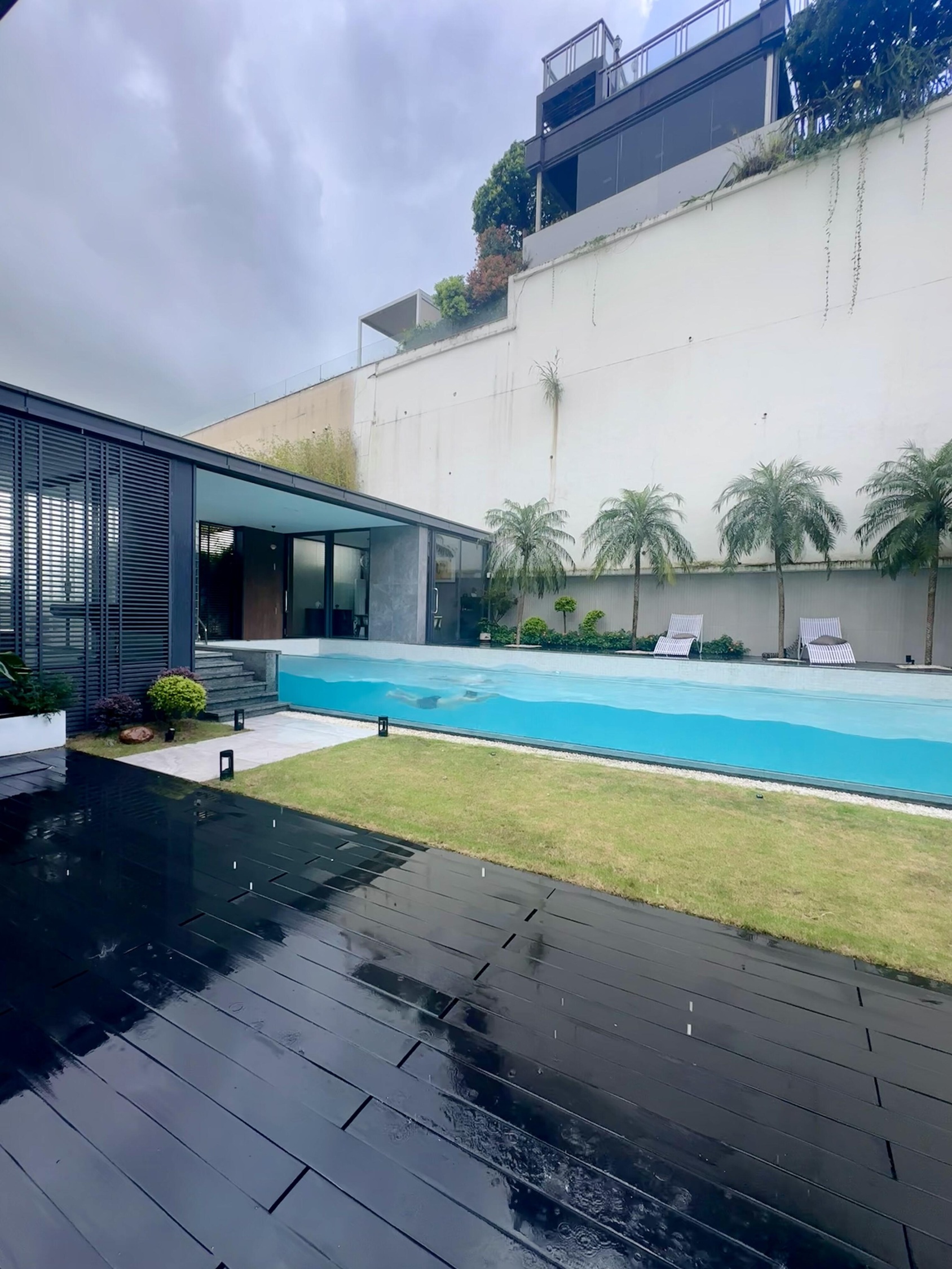 Custom Acrylic Pool Designs: The Pinnacle of Luxury Real Estate