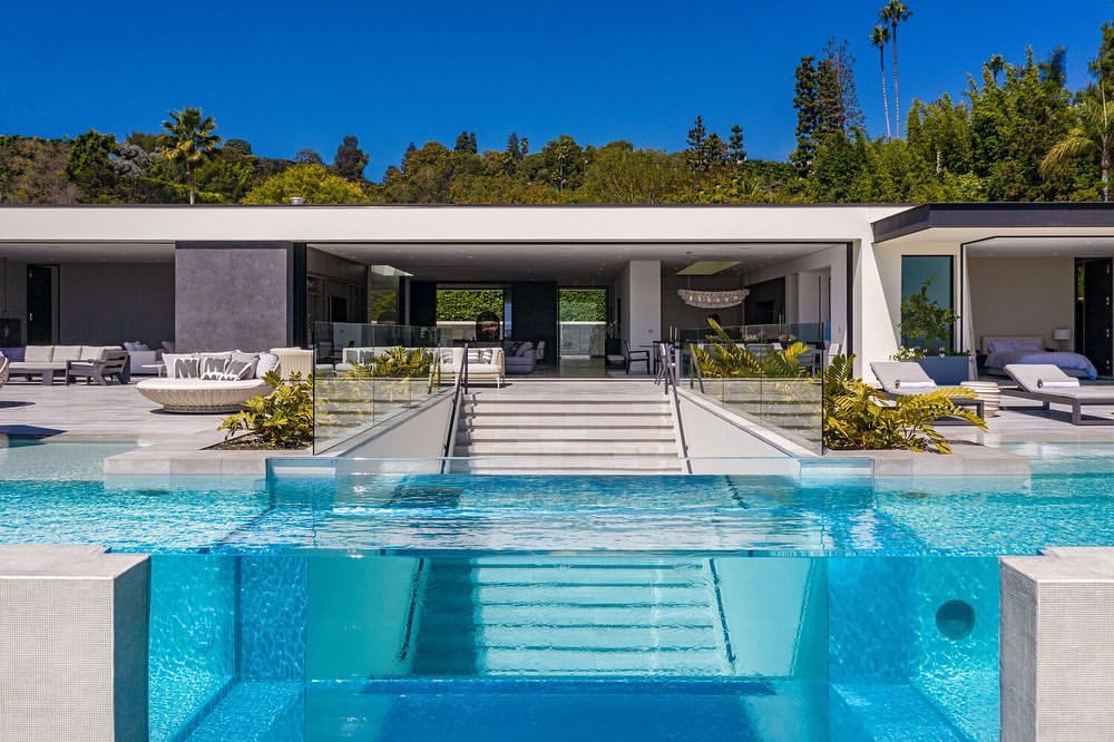 Why Outdoor Acrylic Swimming Pools Are Popular in the Middle East
