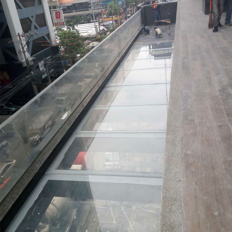 Installing acrylic swimming pool - Leyu