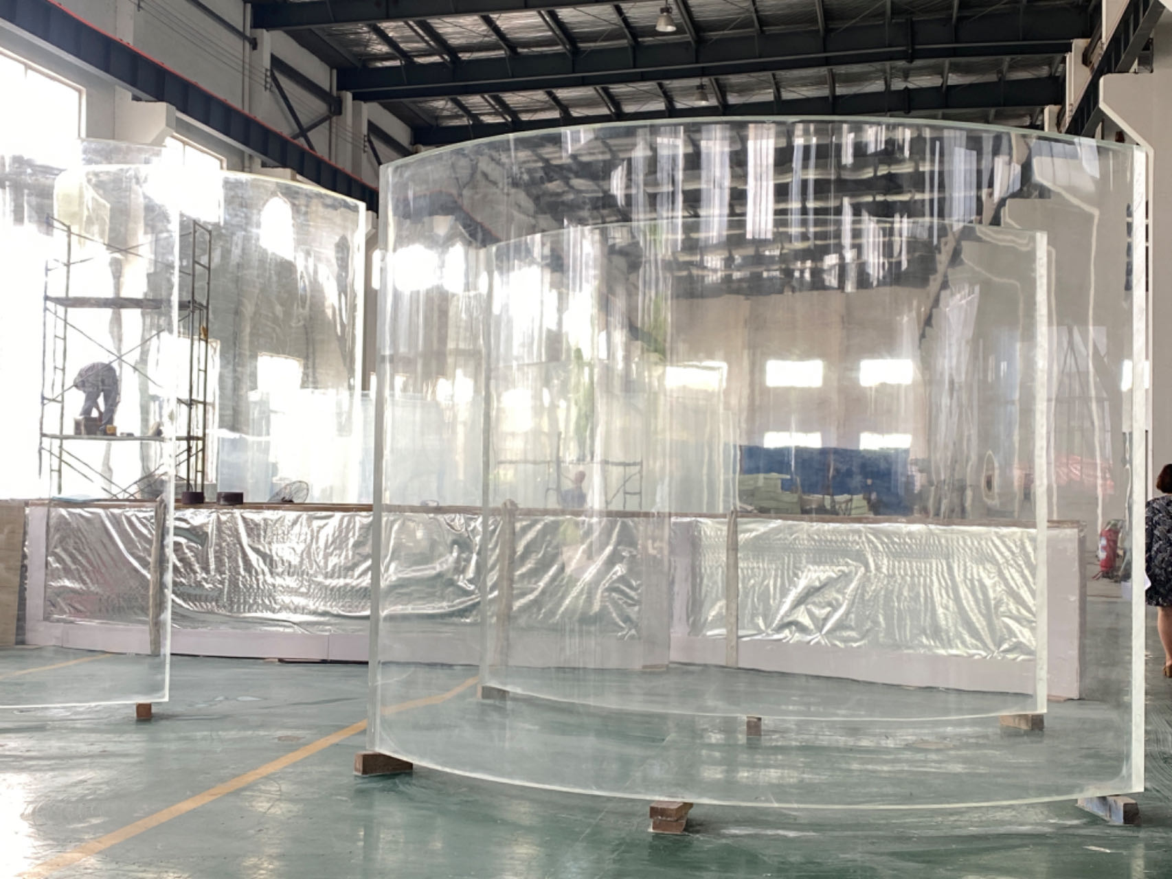 Acrylic curved panel - factory