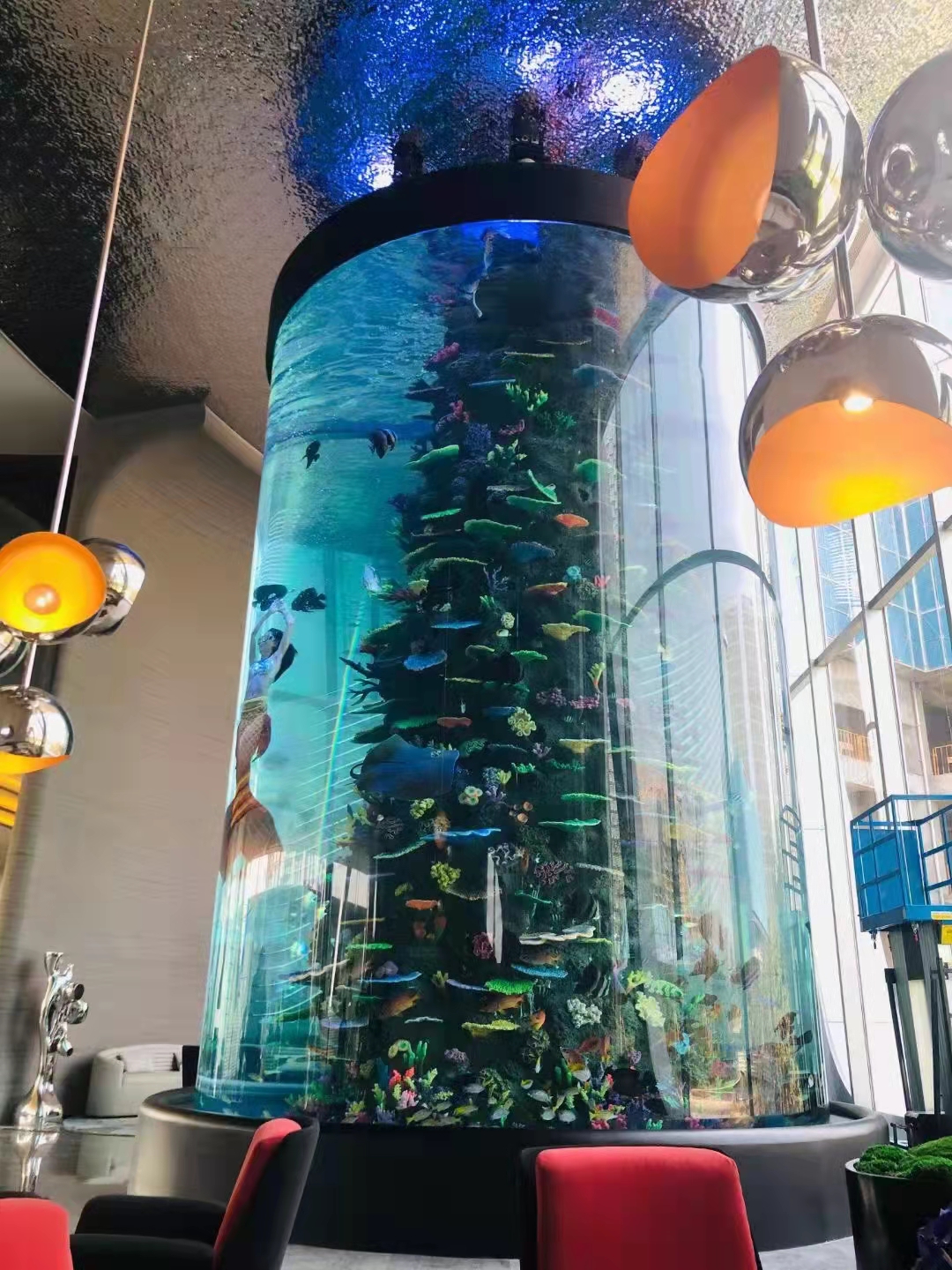 Acrylic cylindrical aquarium - LEYU INSTALLATION