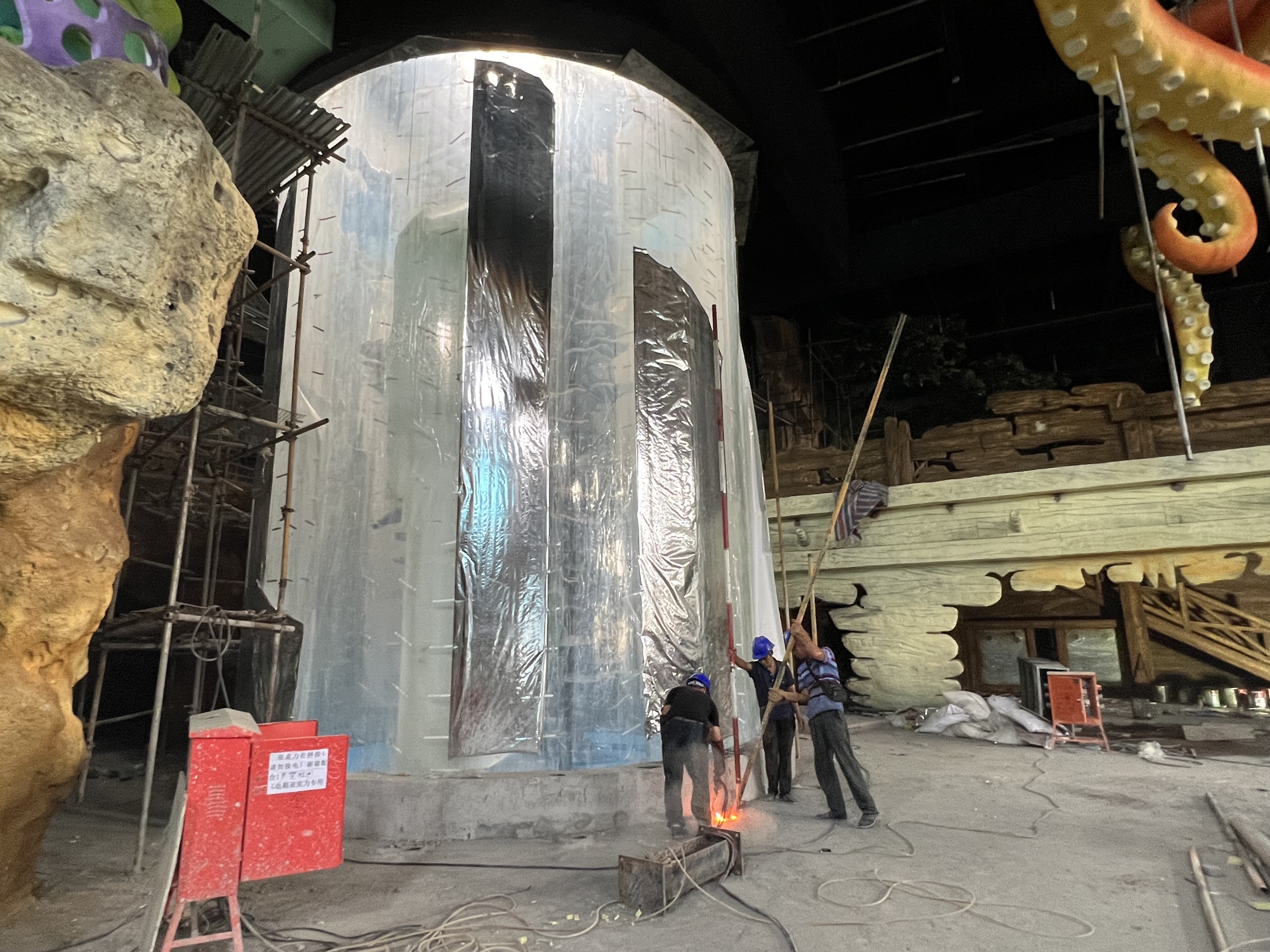 Acrylic cylindrical aquarium - LEYU INSTALLATION