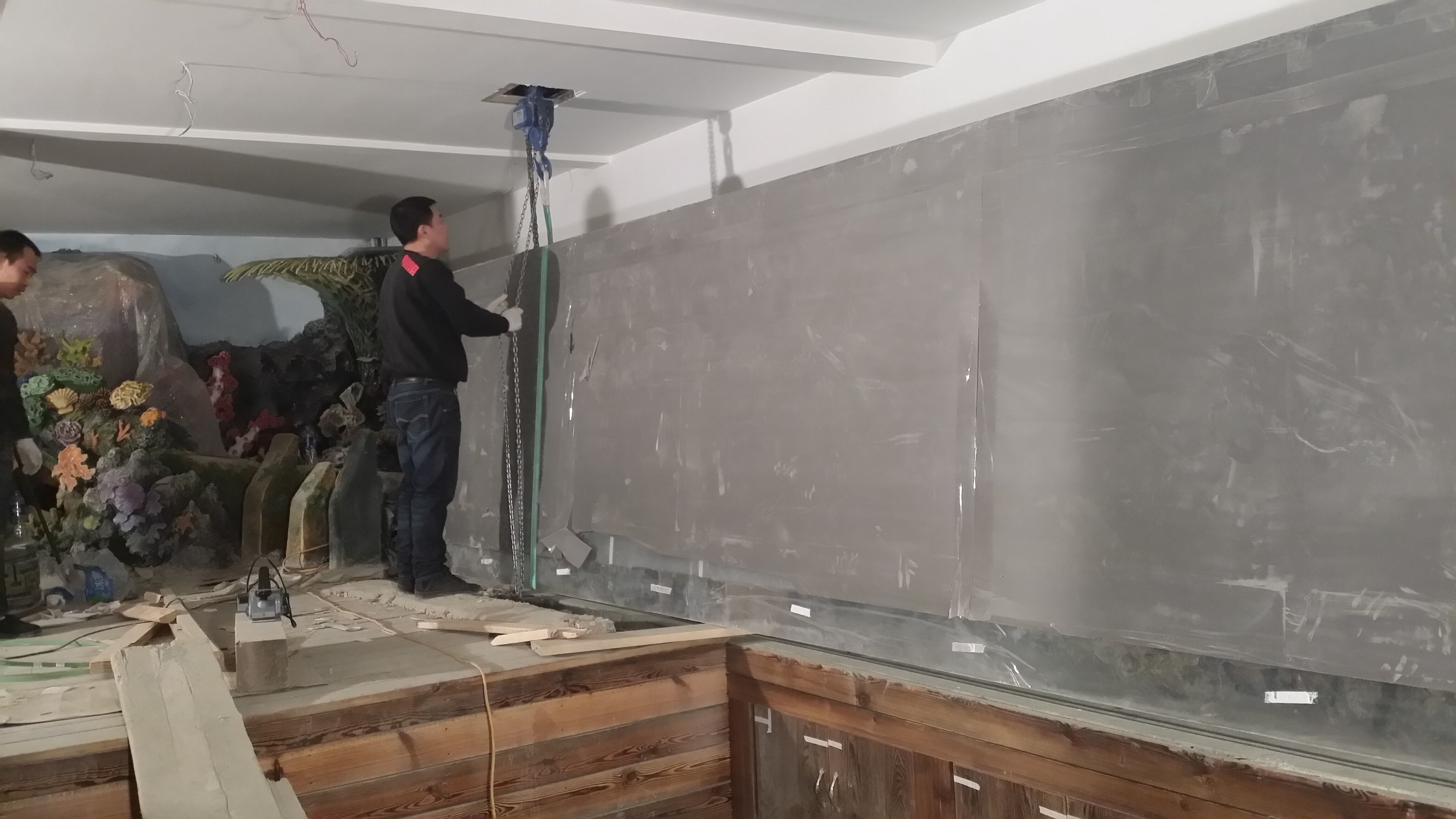 Acrylic custom fish tank - Installation