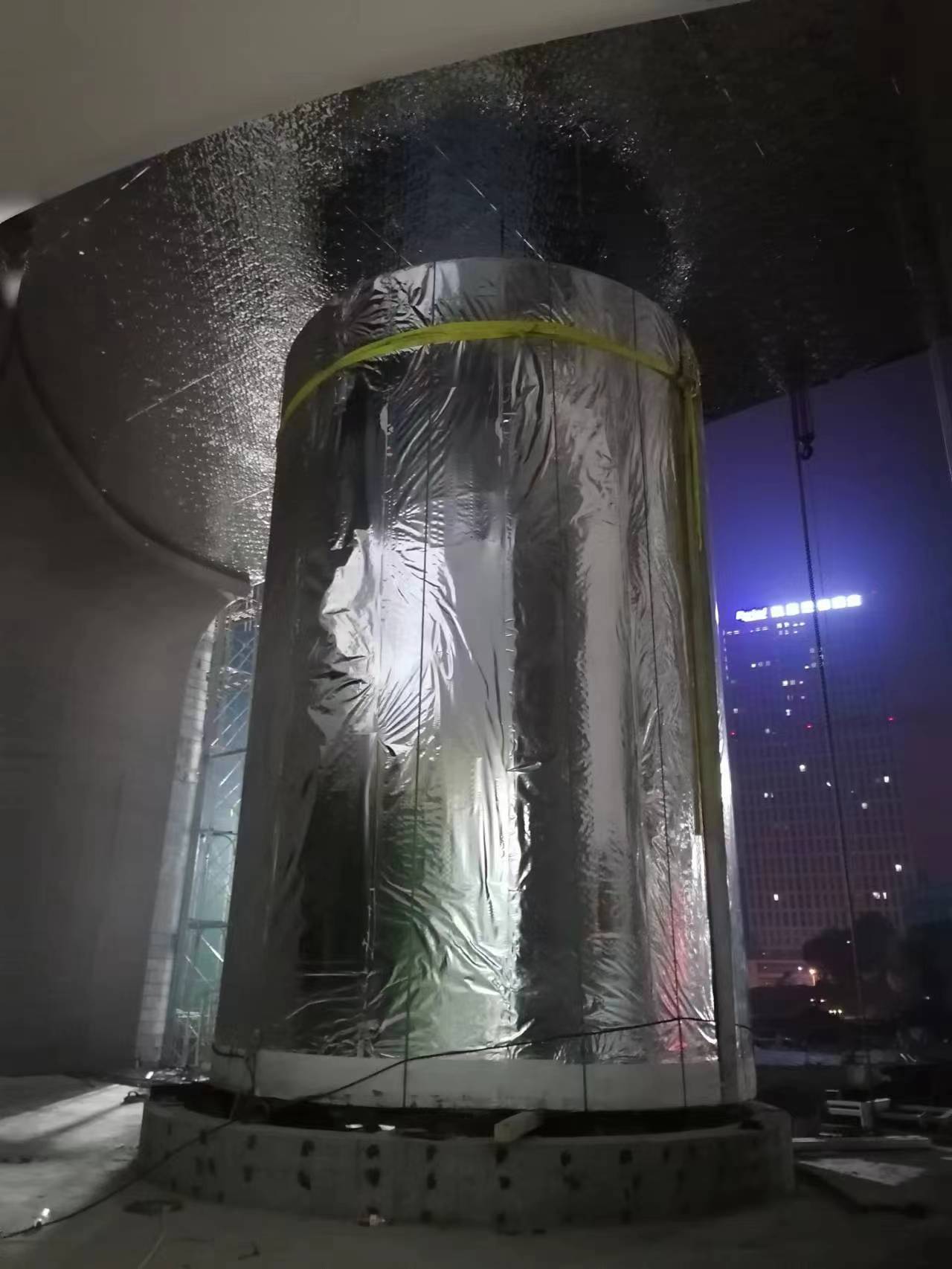 Large acrylic cylinder fish tank - LEYU INSTALLATION