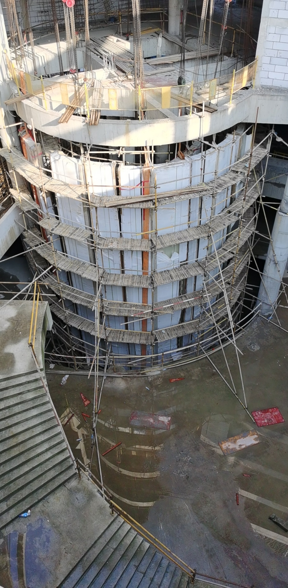 Acrylic cylindrical aquarium - installation