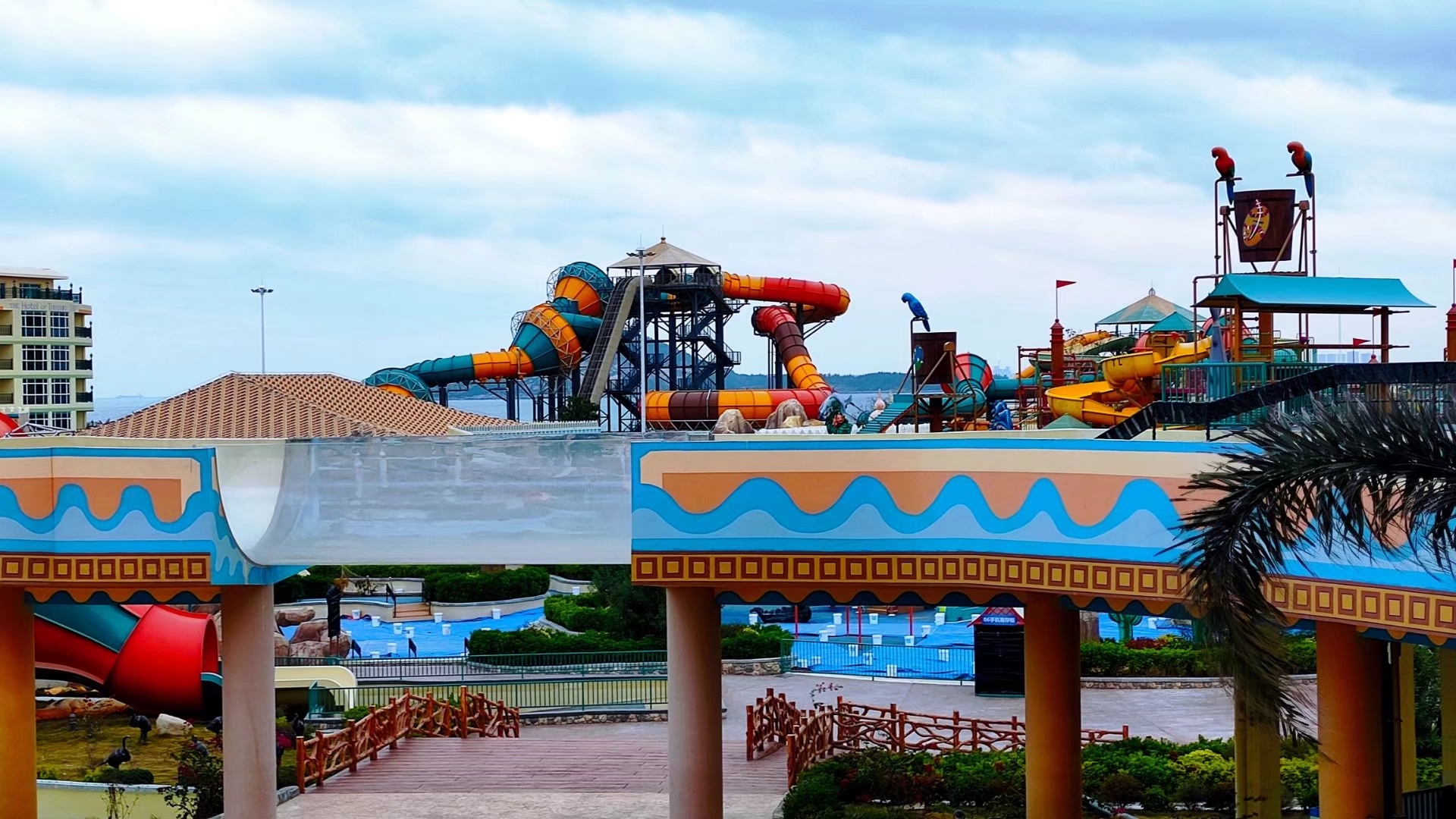 Why use acrylic bridge as the transparent partition of the lazy river